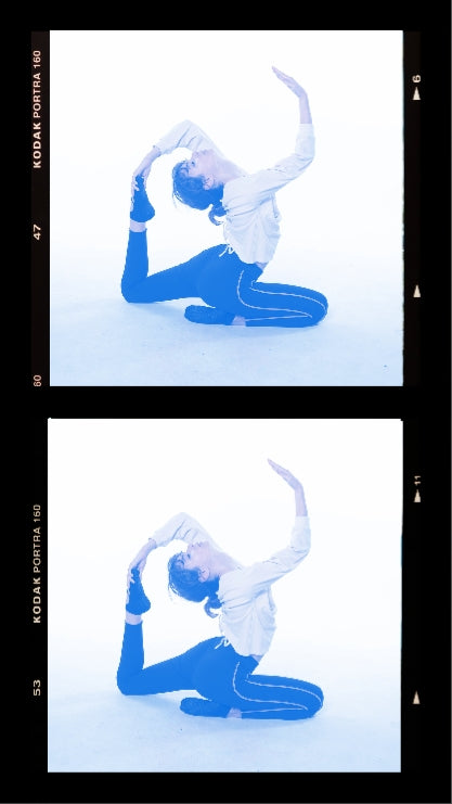 Fotografía polarizada teñida de azul de una mujer en el suelo en posición de ballet con una blusa blanca y pantalones negros